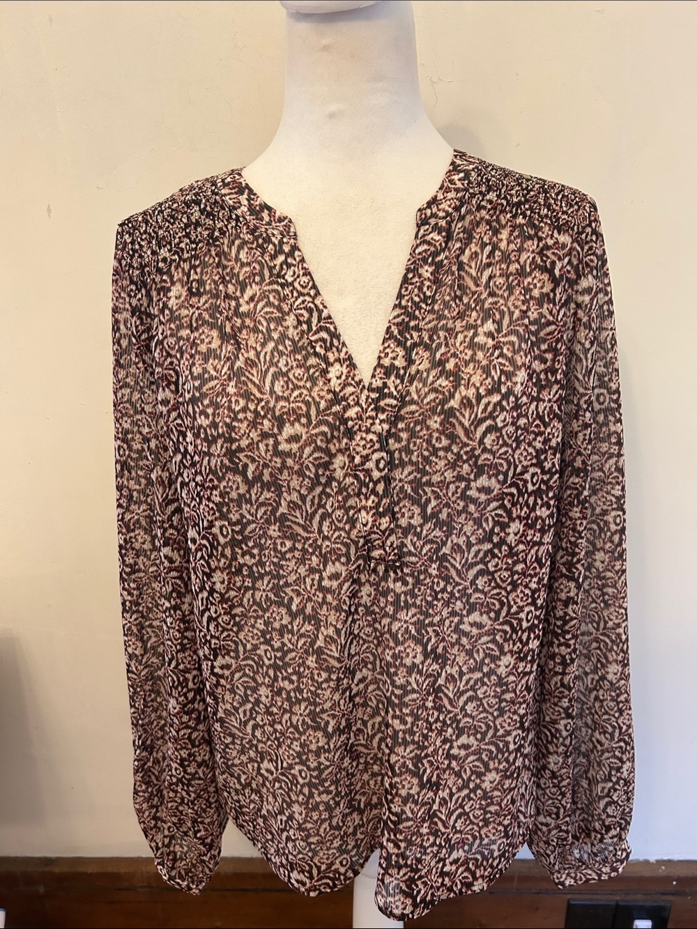 Banana Republic Sheer Floral Print V-Neck Blouse in Mauve Size M EUC